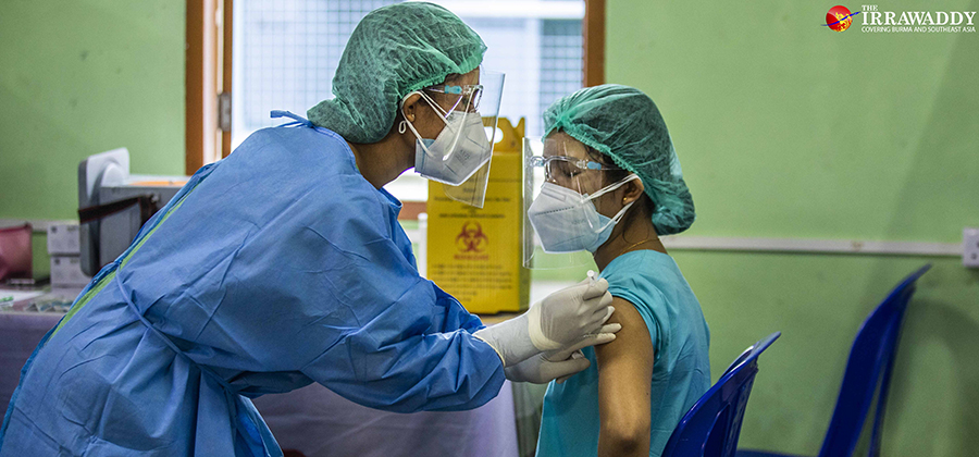 ဇန်နဝါရီ ၂၇ ရက်က ရန်ကုန်ဆေးရုံကြီးရှိ ဆေးဝန်ထမ်းများအား ပထမဆုံးအသုတ်အဖြစ် ကိုဗစ်ကာကွယ်ဆေး ထိုးနှံနေစဉ်  / ထက်ဝေ / ဧရာဝတီ