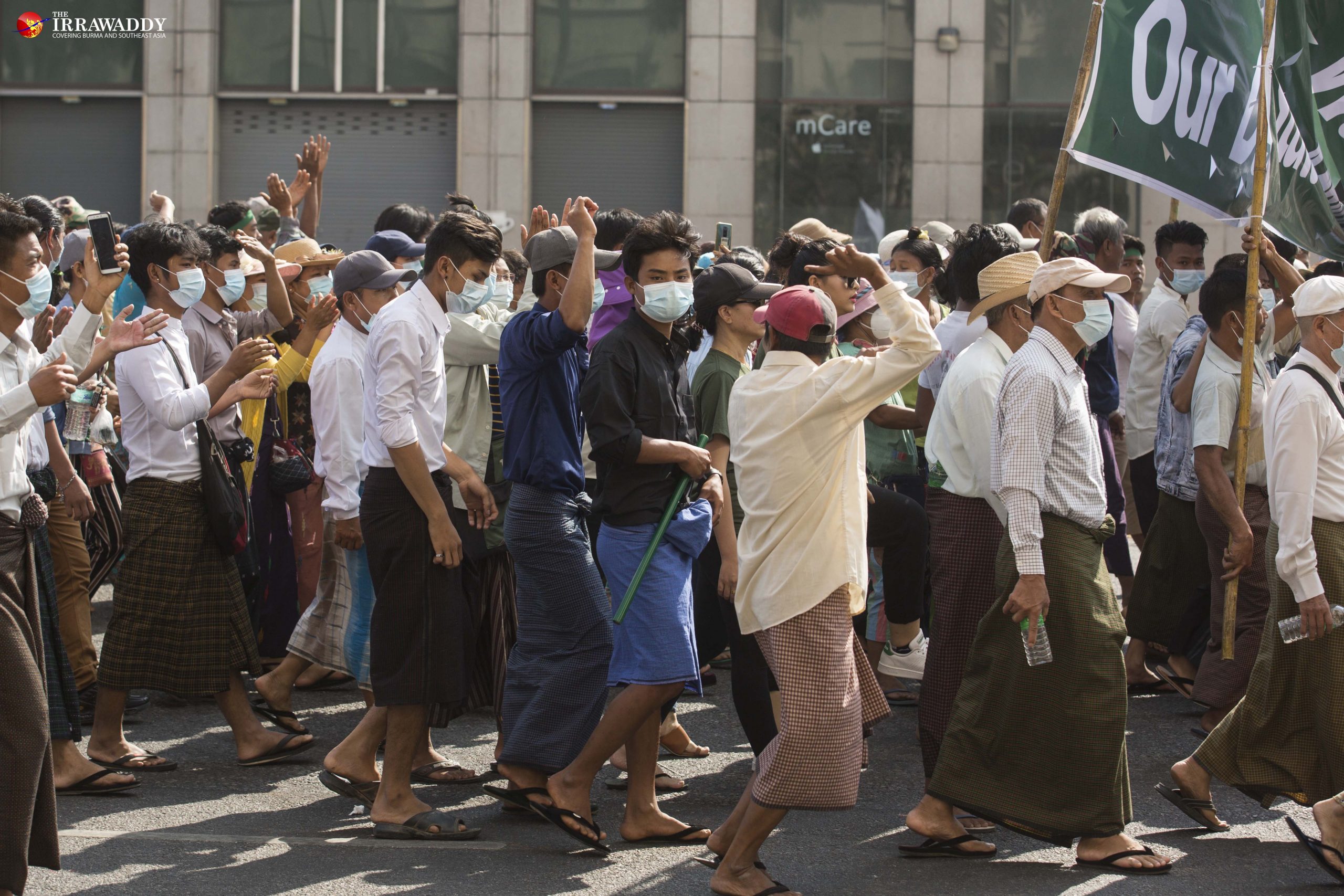 တပ်မတော်ထောက်ခံသူများ ဆန္ဒပြနေကြစဉ် / ဧရာဝတီ