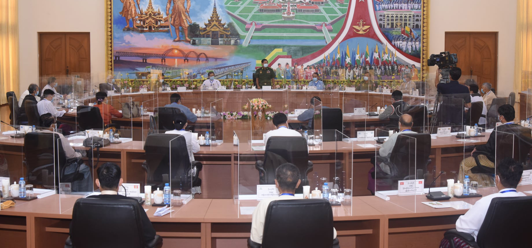 ၀၂၀ ခုနှစ် ဖေဖေါ်ဝါရီလက မန္တလေးတိုင်း ညောင်ဦးမြို့နယ် ပုဂံဒေသရှိ ထီးလိုမင်းလို ဘုရား ထီးတော်တင်စဉ်က ဗိုလ်ချုပ်မှူးကြီး မင်းအောင်လှိုင်နှင့် USDP ပါတီဥက္ကဋ္ဌ ဦးသန်းဌေးတို့ကို တွေ့ရစဉ်