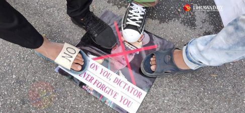 ကျနော်တို့ ပေးခဲ့တဲ့ မဲတွေ သေနတ်နဲ့လုသွားတာကို မကျေနပ်ဘူး (ရုပ်/သံ)