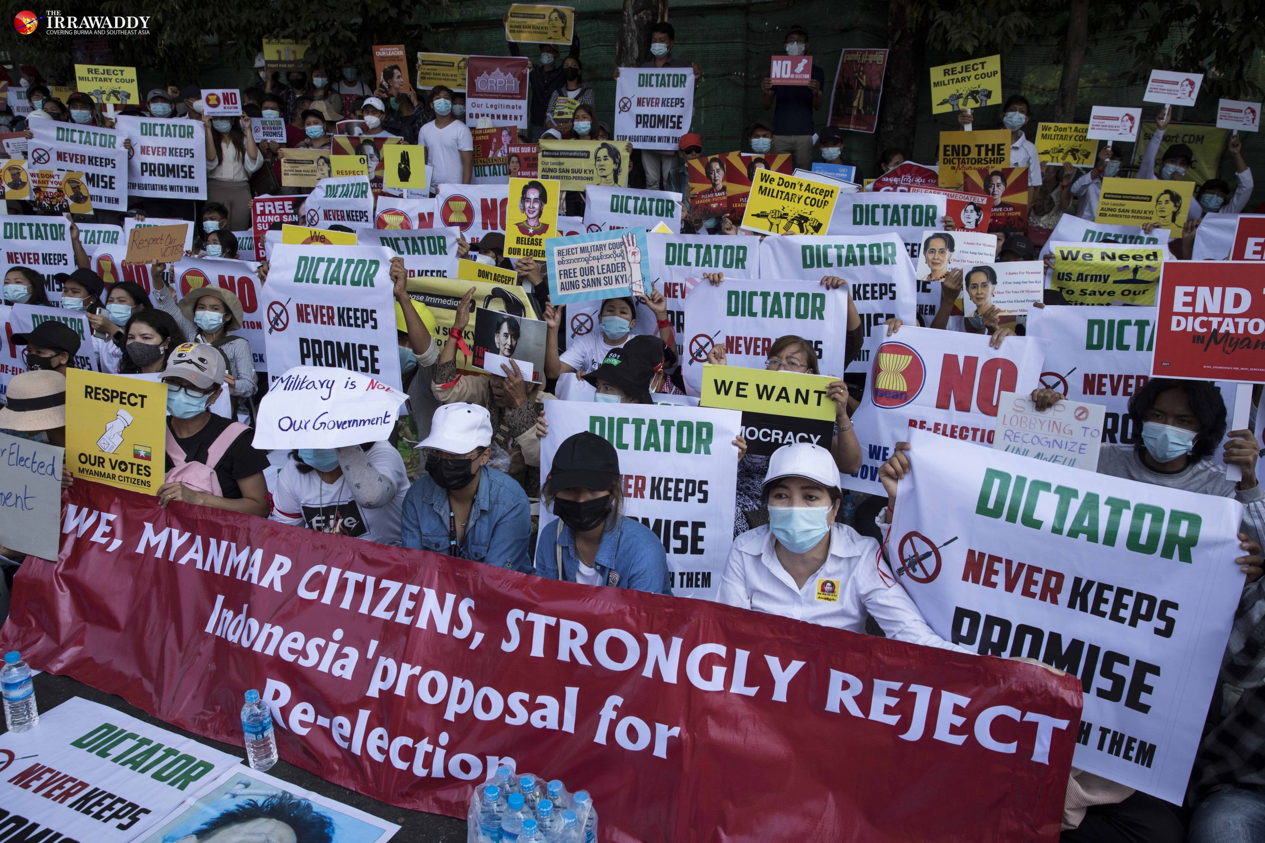 ရန်ကုန်မြို့ အင်ဒိုနီးရှား သံရုံးရှေ့တွင် ဆန္ဒပြနေသည့် မြန်မာပြည်သူများ / ဧရာဝတီ