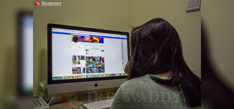 ကွန်ပျူတာဖြင့် အင်တာနက် အွန်လိုင်း အသုံးပြုနေသူ တဦး / ထက်ဝေ / ဧရာဝတီ