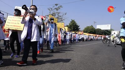 ရန်ကုန်တွင် ဆရာဝန် ၄၀၀၀ နီးပါး လမ်းပေါ်တက် ဆန္ဒဖော်ထုတ် (ရုပ်/သံ)