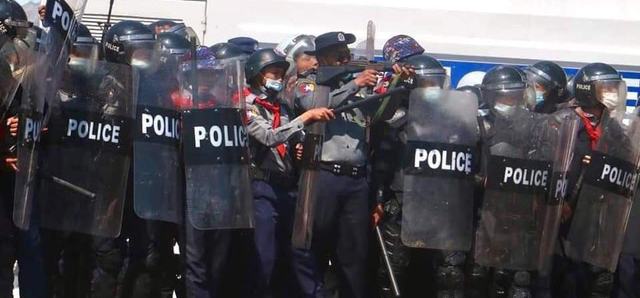 ဖေဖော်ဝါရီ ၉ ရက် နေပြည်တော်တွင် ရဲက လက်နက်မဲ့ ဆန္ဒပြသူများကို ပစ်ခတ်နေစဉ်