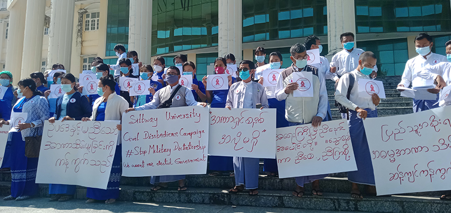 ယနေ့မနက်ပိုင်းက စစ်တွေတက္ကသိုလ်တွင် ဆရာ/ဆရာမများက အာဏာသိမ်းမှုကို ဆန့်ကျင်ကြောင်း ကမ်ပိန်းပြုလုပ်နေစဉ် / ခိုင်ရိုးလ / ဧရာဝတီ