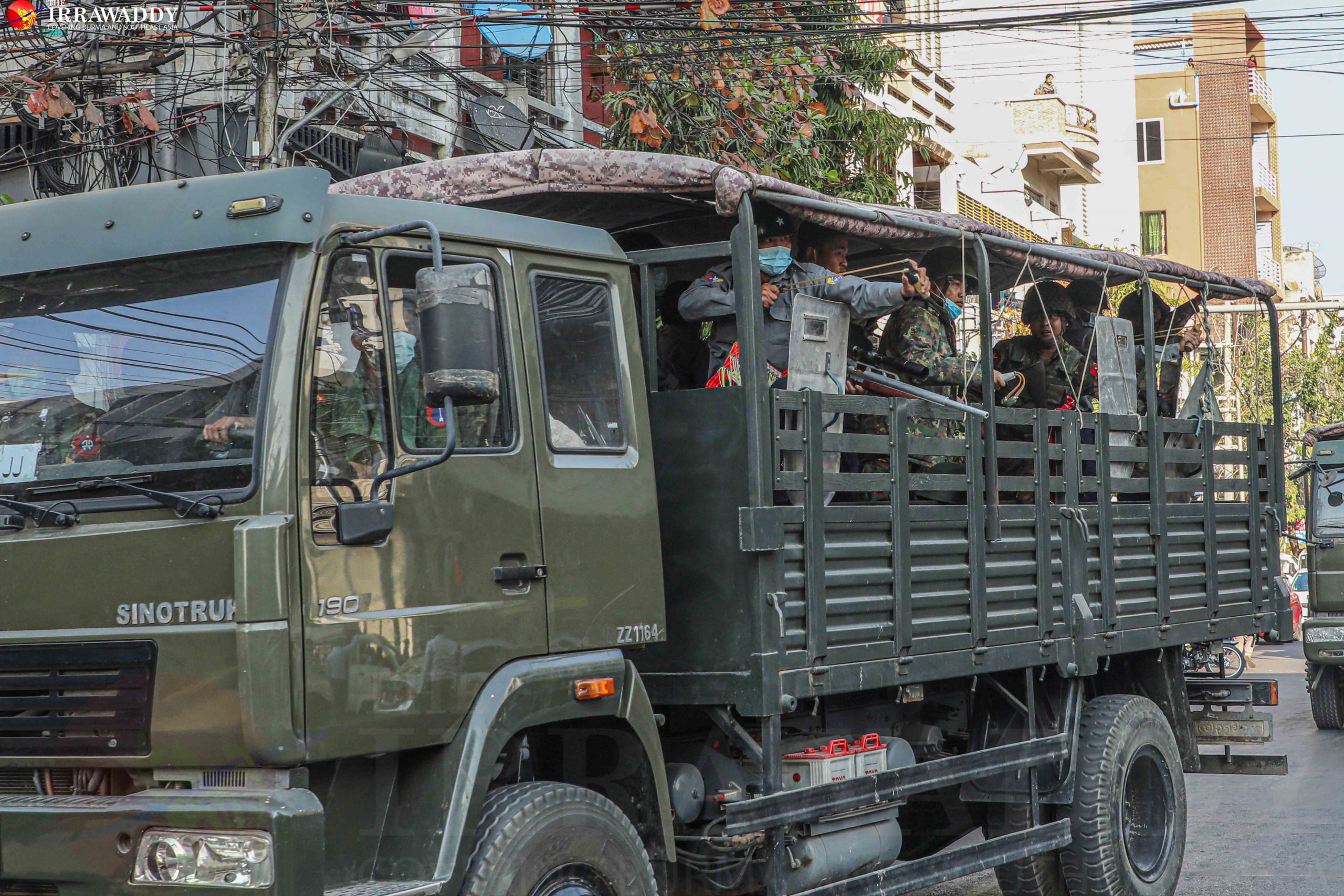 ယမန်နေ့က ပြုလုပ်သည့် မန္တလေး ဆန္ဒပြပွဲ တခုတွင် လူထုကို လေးခွဖြင့် ပစ်ခတ်နေသည့် ရဲတပ်ဖွဲ့ဝင် တဦး