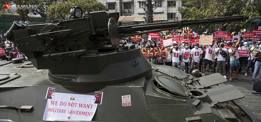 ဖေဖော်ဝါရီ ၁၅ ရက် ရန်ကုန်မြို့ ဗဟိုဘဏ်ရှေ့တွေ့ရသော ဘရင်းကယ်ရီယာ သံချပ်ကာယာဉ်နှင့် ဆန္ဒပြသူများ / ဟိန်းထက် / ဧရာဝတီ