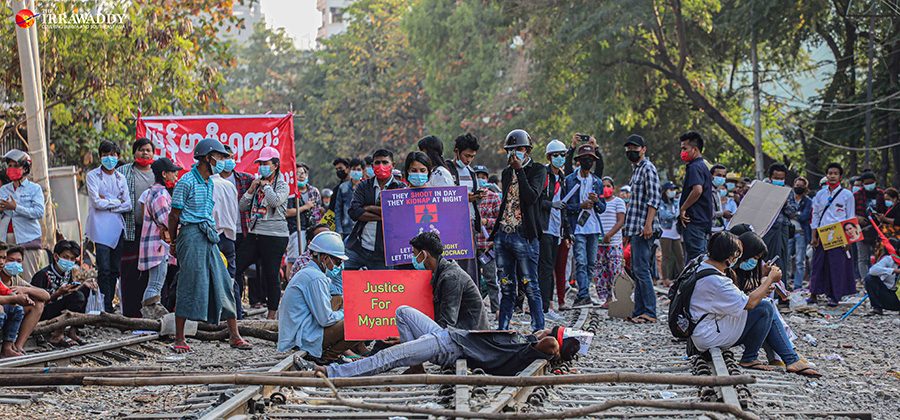 မန္တလေးမြို့ မီးရထားဝင်းအတွင်း ဆန္ဒပြနေမှုများ / ဧရာဝတီ