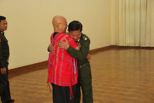 KNU ဥက္ကဋ္ဌ ဗိုလ်ချုပ်ကြီး စောမူတူးစေးဖိုးနှင့် ဗိုလ်ချုပ်မှူးကြီး မင်းအောင်လှိုင်တို့ ၂၀၁၅ ခုနှစ်က နေပြည်တော်တွင် တွေ့ဆုံစဉ်