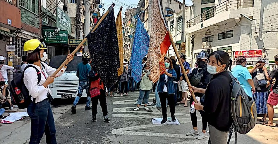 ရန်ကုန်မြို့တွင် ပြုလုပ်သည့် ထဘီအလံထူ ဆန္ဒပြပွဲ  / နိုဘယ်အေး