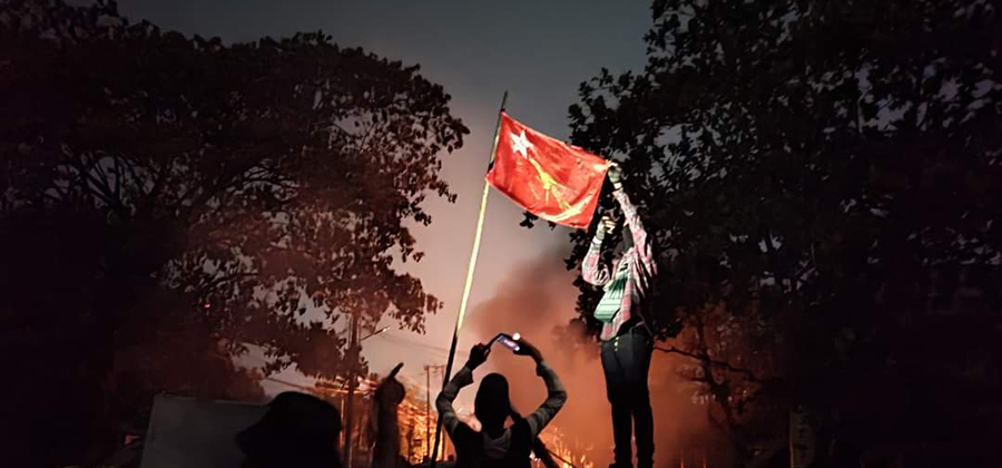 စစ်တပ်မှ ဝင်ရောက်ပစ်ခတ်သဖြင့် ပုသိမ်မြို့ ရပ်ကွက်နေပြည်သူများက အတားအဆီးများဖြင့် ကာကွယ်မှုများ ပြုလုပ်ကာ နေ့စဉ် ကင်းစောင့်နေရသည်