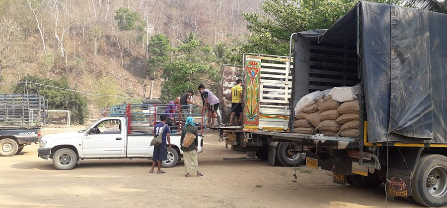 ထိုင်းနိုင်ငံဘက်မှ သံလွင်မြစ်ကို ဖြတ်ကူးပြီး ရောက်ရှိလာသည့် ဆန်အိတ် ၇၀၀ နှင့် ဆီပုံးများ / Saw Steel / Facebook