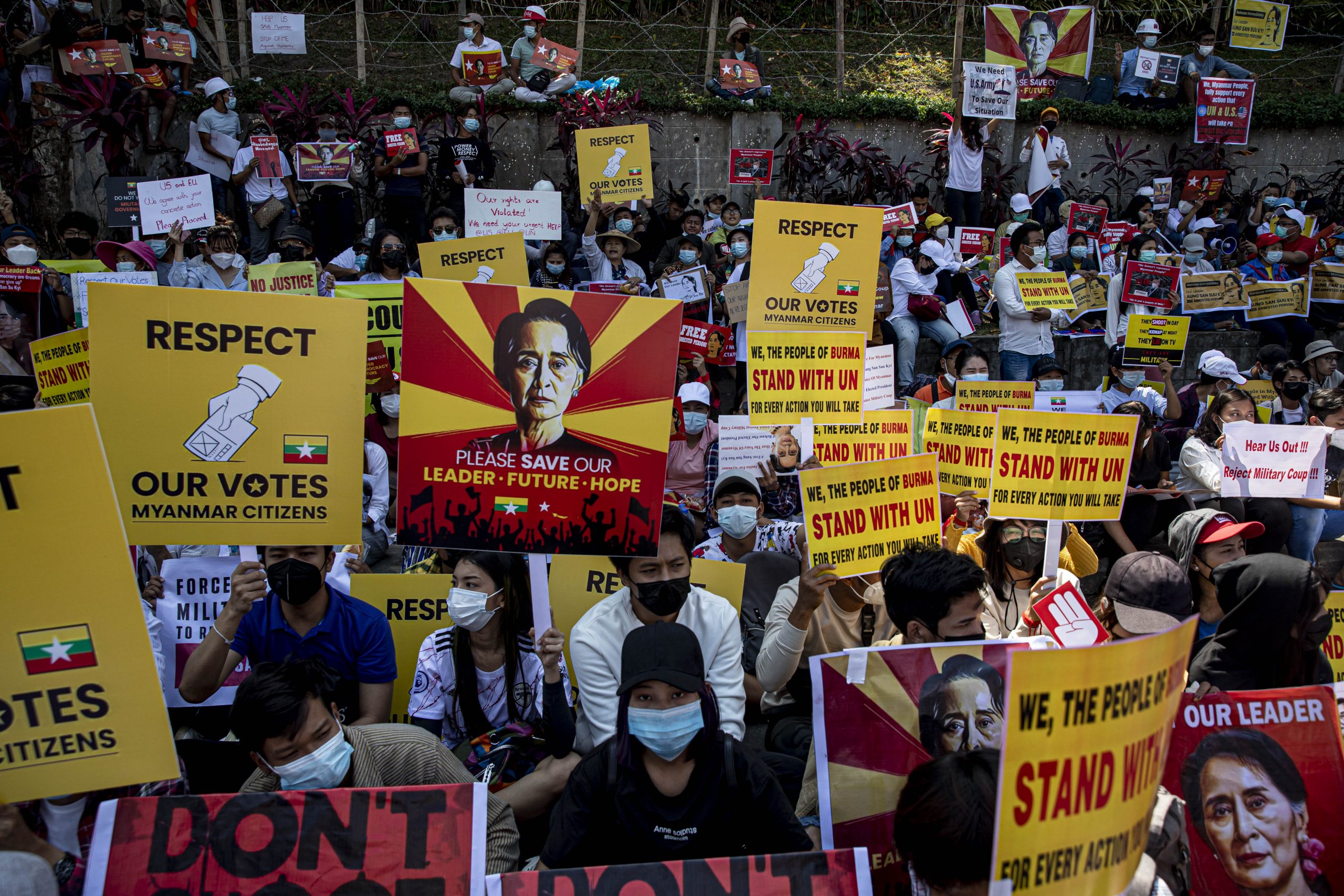 ဖေဖော်ဝါရီလအတွင်း ရန်ကုန်ရှိ အမေရိကန်သံရုံးရှေ့ ဆန္ဒပြနေစဉ် / ဧရာဝတီ