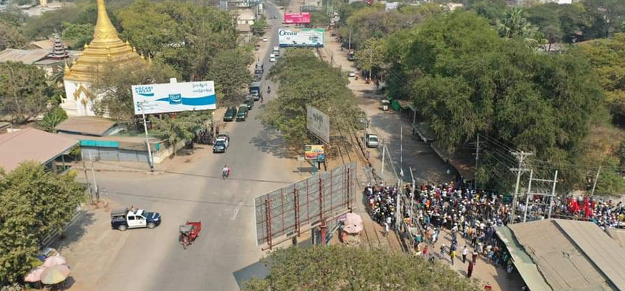 ဘုရားနီအနီးတွင် မုံရွာသပိတ်စစ်ကြောင်းကို လူစုကွဲစေရန် ဖြိုခွင်းနေစဉ် / Tuntunaung / Facebook