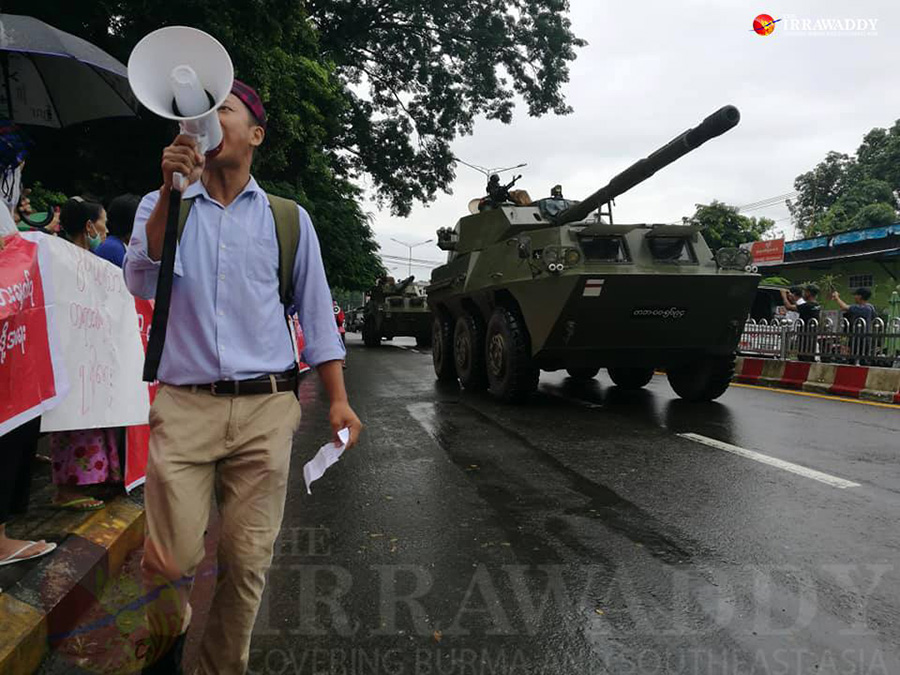 စစ်အာဏာသိမ်းမှုကို ဆန့်ကျင်နေသည့် ကချင်ပြည်နယ် မြစ်ကြီးနားမြို့ခံများ (ဓာတ်ပုံ - ဧရာဝတီ / ဧရာဝတီ