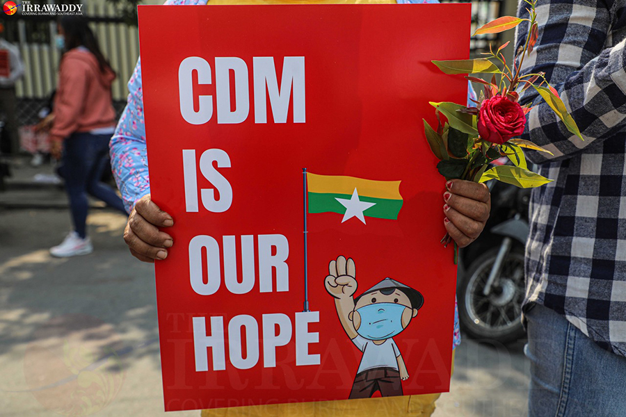 ဖေဖော်ဝါရီလအတွင်း စစ်အာဏာသိမ်းဆန့်ကျင်ရေး ဆန္ဒပြသူတဦး ကိုင်ဆောင်ထားသော ကတ်ပြားတချပ် / ဧရာဝတီ