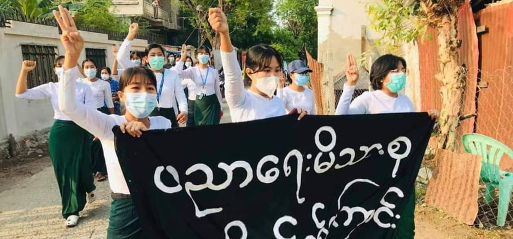 မန္တလေးမြို့တွင် စစ်ကောင်စီကို ဆန္ဒပြနေသည့် ပညာရေးဝန်ထမ်းများ  / CJ