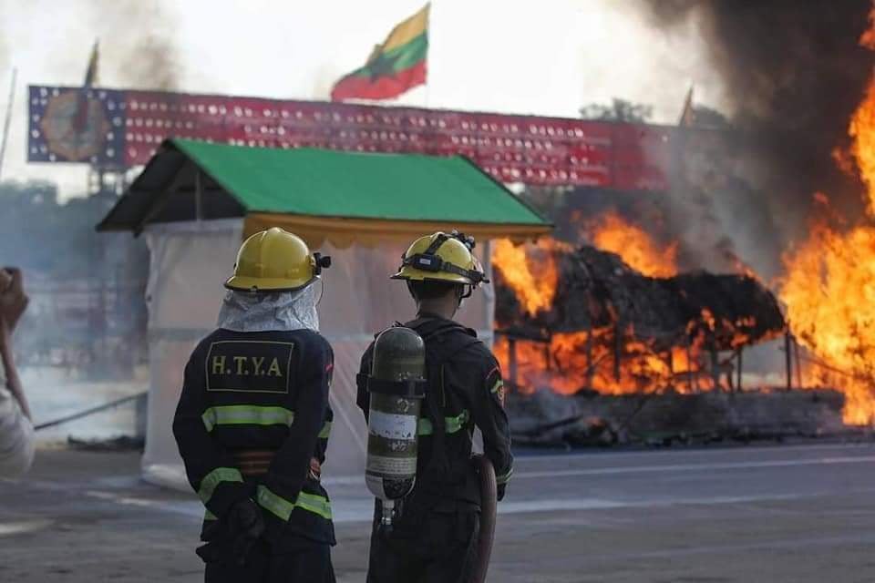 ဇွန် ၂၆ ရက်က ရန်ကုန်မြို့ လှိုင်သာယာမြို့နယ် (အနောက်ပိုင်း) ကုန်တင်ယာဉ် ရပ်နားကွင်းတွင် မူးယစ်ဆေးဝါးများကို မီးရှို့ဖျက်ဆီးနေစဉ် / ဝင်းဇော် (လှိုင်သာယာ)