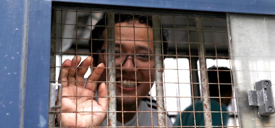 ကိုအောင်မြတ်ကျော်နှင့် စင်္ကာပူရောက်ရခိုင်အသင်း အနောက်ပိုင်းခရိုင် တရားရုံးသို့ သြရုတ် ၉ ရက်နေ့တွင် ရုံးထုတ်စစ်ဆေးရန် ရောက်ရှိစဉ် / မျိုးမင်းစိုး / ဧရာဝတီ