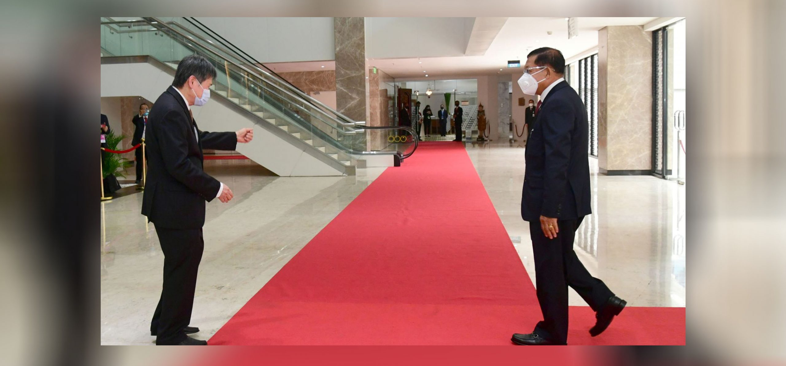 ဧပြီလအတွင်း ဂျကာတာတွင် ကျင်းပသော အာဆီယံခေါင်းဆောင်များ အစည်းအဝေးသို့ ဗိုလ်ချုပ်မှူးကြီးမင်းအောင်လှိုင် တက်ရောက်လာသည်ကို အဖွဲ့အတွင်းရေးမှူး လင်မ်ဂျော့ဟွိုင်က ကြိုဆိုစဉ် 