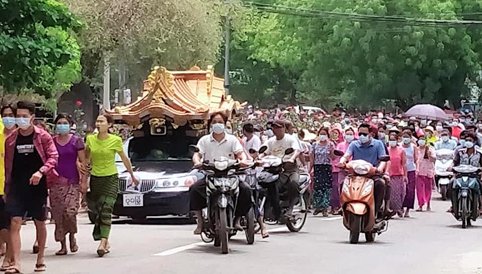 စစ်ကောင်စီ လက်ချက်ဖြင့် သေဆုံးခဲ့သည့် ပုဂံမြို့မှ ကိုမိုးမြင့်အောင်၏ ဈာပနကို မေလ ၃၁ ရက်က ဒေသခံထောင်ချီ လိုက်ပါပို့ဆောင်နေစဉ် / CJ