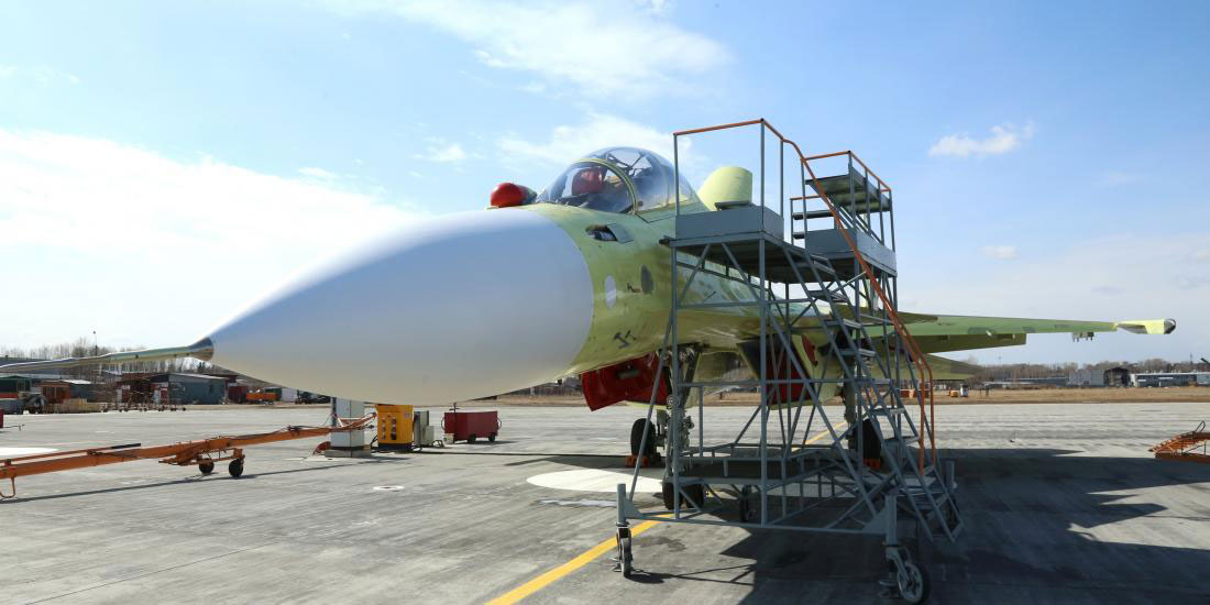 ၂၀၁၉ ခုနှစ် ဧပြီလက ဗိုလ်ချုပ်မှူးကြီးမင်းအောင်လှိုင် အီကွတ်စခါ လေကြောင်းစက်ရုံတွင် တပ်ဆင်သော လေယာဉ်ထုတ်လုပ်မှုကို ကိုယ်တိုင်စစ်ဆေးခဲ့စဉ်