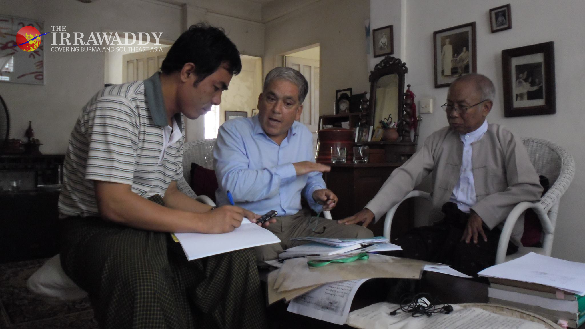 မြန်မာ့ဆိုရှယ်လစ် လမ်းစဉ်အစိုးရ က ပြည်သူများကို တရား လက်လွတ် ဖမ်းဆီးမှုနှင့်ပတ်သက်ပြီး အခမဲ့ ရှေ့နေ လိုက်ခဲ့သော အကြောင်း အရာများကို အထောက်အထားများဖြင့် ခရစ္စတိုဖာ ဂန်းနက်အား ရှင်းပြနေပုံ / မင်းအောင်ခိုင်