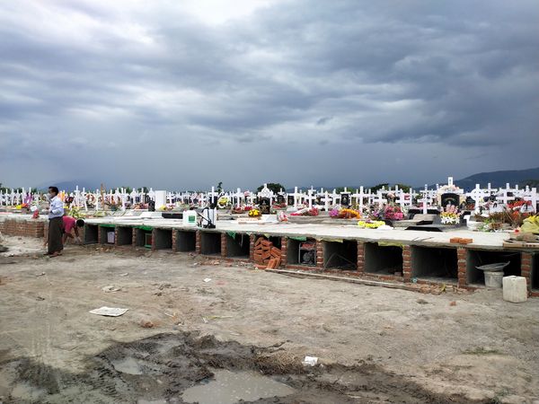 ကလေးမြို့တွင် ကိုဗစ်ကြောင့် သေဆုံးသူဦးရေ များပြားလာသဖြင့် အုတ်ဂူများကို အဆင်သင့် လုပ်ဆောင်ထားနေ ရစဉ်  / CJ