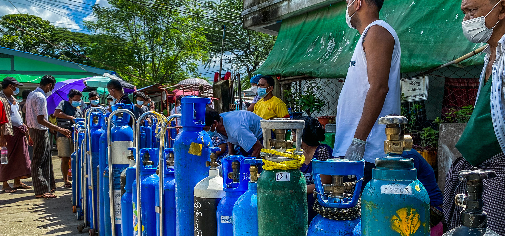 ရန်ကုန်မြို့ နွယ်အေးဗလီရှေ့တွင် အောက်ဆီဂျင် ဖြည့်ရန် တန်းစီစောင့်ဆိုင်းနေကြသူများ  / ဧရာဝတီ