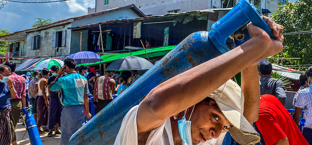ကိုဗစ်တတိယလှိုင်းအတွင်း ပြည်သူများ အောက်ဆီဂျင်ပြတ်၍ သေဆုံးမှုများ ရှိနေရာလှူဒါန်းသူများထံမှ ဤသို့ အောက်ဆီဂျင်ကို ရှာဖွေကြရသည်။ / ဧရာဝတီ