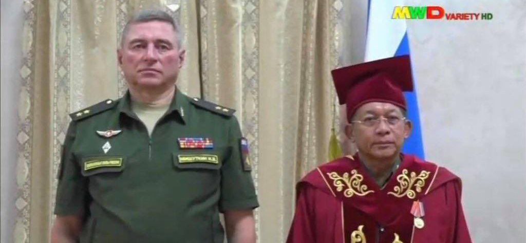 ရုရှကာကွယ်ရေးတက္ကသိုလ်မှ ဗိုလ်ချုပ်မှူးကြီးမင်းအောင်လှိုင်အား ဂုဏ်ထူးဆောင်ဘွဲ့ ပေးအပ်ခဲ့စဉ် 