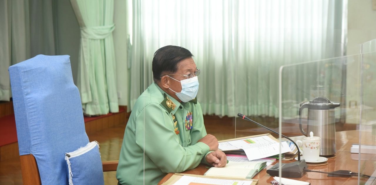 ၂၀၂၁ ခု ဇူလိုင် ၁၃ရက်က နေပြည်တော်ရှိ ကိုဗစ်-၁၉  ရောဂါနှင့် ပတ်သက်သည့် အစည်းအဝေးတွင် တွေ့ရသည့် ဗိုလ်ချုပ်မှူးကြီး မင်းအောင်လှိုင်