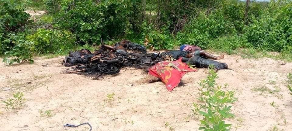 စစ်ကိုင်းတိုင်း၊ ကနီမြို့နယ် တောင်ပေါက်ကျေးရွာ အနီး ဇူလိုင် ၃၀ ရက်နေ့ကတွေ့ရှိရသည့် အစုလိုက် အပြုံလိုက် မီးရှို့ခံထားရသူများ  / CJ