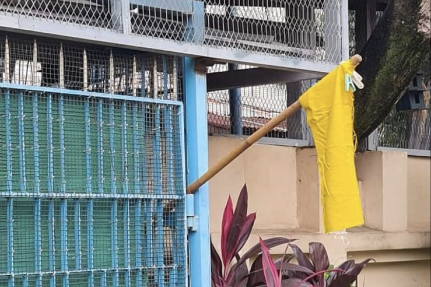 မြောက်ဥက္ကလာပမြို့နယ်အတွင်း အလံဝါထောင်ထားသော အိမ်တအိမ်