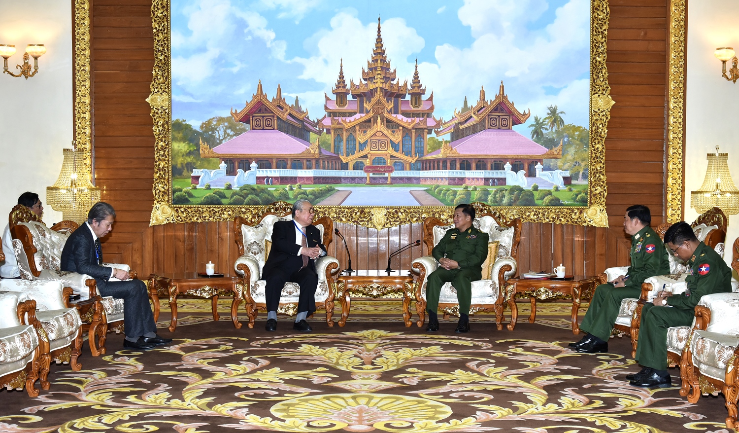 ၂၀၂၁ ခုနှစ် ဇန်နဝါရီ ၁၉ ရက်က နေပြည်တော်တွင် ဗိုလ်ချုပ်မှူး ကြီး မင်းအောင်လှိုင်နှင့် တွေ့ဆုံသည့် ဂျပန်-မြန်မာအသင်း ဥက္ကဋ္ဌ Mr. Hideo Watanabe