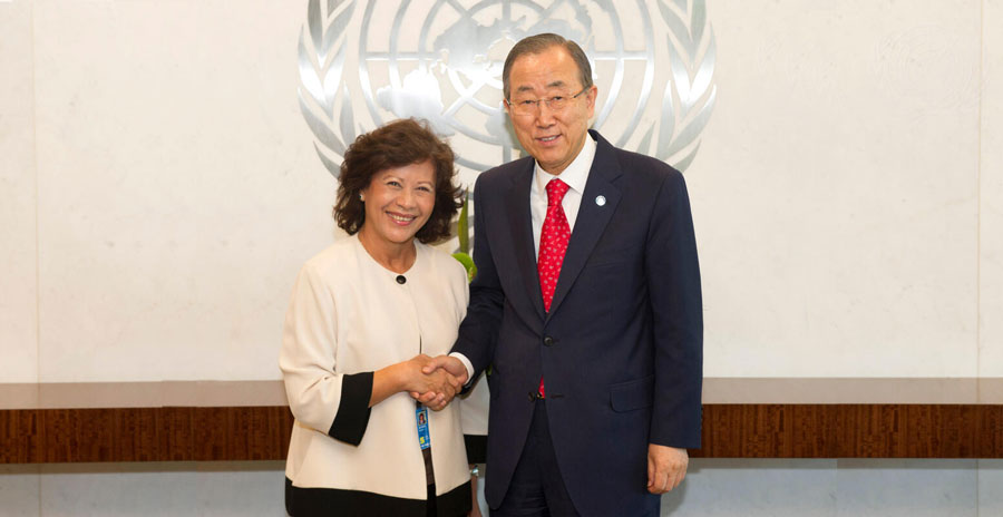 မစ္စ နိုလိန်းဟေဇာနှင့် ကုလသမဂ္ဂ အထွေထွေအတွင်းရေးမှူး (ဟောင်း) ဘန်ကီမွန်းတို့ကို ၂၀၁၄ ခုနှစ်အတွင်းက မြင်ရစဉ် 