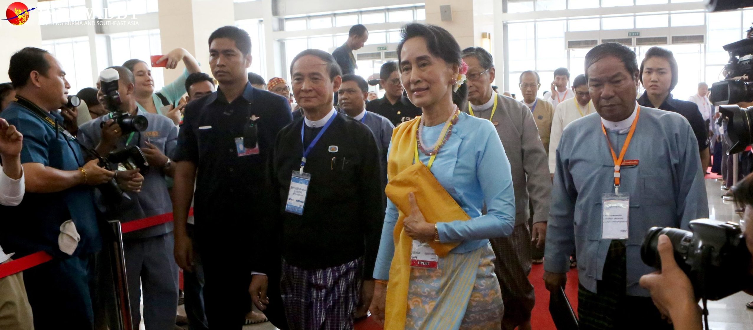 ၂၀၁၇ ခုနှစ် ၂၁ ရာစု ပင်လုံငြိမ်းချမ်းရေး ဒုတိယအကြိမ် ညီလာခံသို့ ဒေါ်အောင်ဆန်းစုကြည်နှင့် ဦးဝင်းမြင့်တို့ တက်ရောက်လာစဉ်/  / ဧရာဝတီ