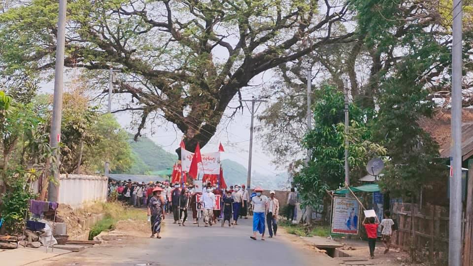 စစ်တပ်က အာဏာသိမ်းပြီးနောက် ဧပြီလ အတွင်းက ကသာမြို့သူမြို့သားများမှ သပိတ်စစ်ကြောင်းများဖြင့် ဆန္ဒပြခဲ့သည်