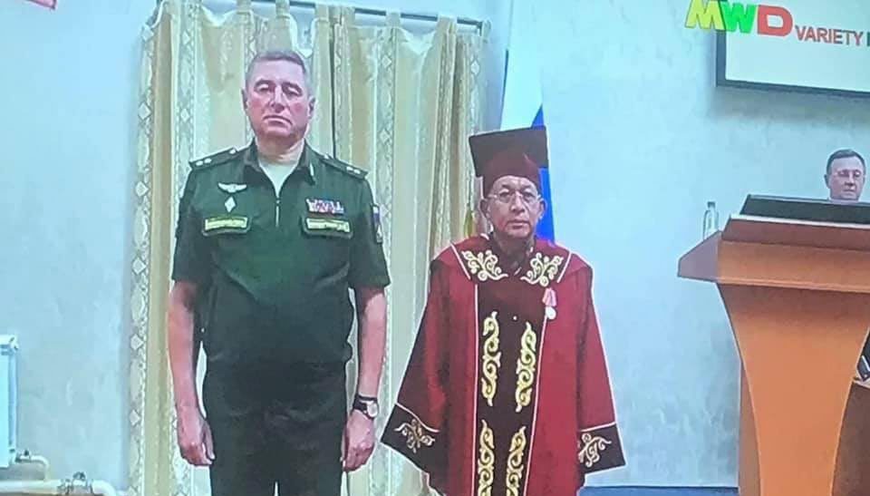 ဇွန်လအတွင်း ရုရှကာကွယ်ရေးစစ်တက္ကသိုလ်က ဗိုလ်ချုပ်မှူးကြီး မင်းအောင်လှိုင်အား ဂုဏ်ထူးဆောင်ဘွဲ့ ပေးအပ်စဉ်