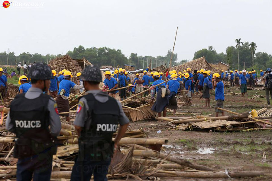 ၂၀၁၇ ခုနှစ်က လှည်းကူးမြို့နယ် ကျောက်အိုင်ရွာရှိ ကျူးကျော်တဲများကို စည်ပင်နှင့် ရဲများက ဖျက်ဆီးစဉ် / ဧရာဝတီ