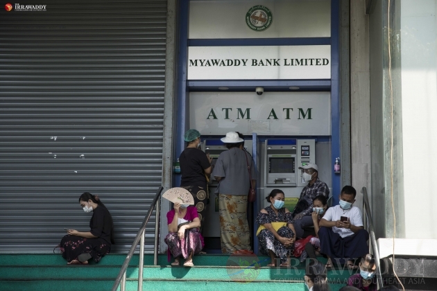 စစ်တပ် အာဏာသိမ်းပြီးနောက် ဘဏ်အပ်ငွေများ ပြန်ထုတ်ရန် ATM စက်ရှေ့စောင့်နေကြသူများ  / ဧရာဝတီ