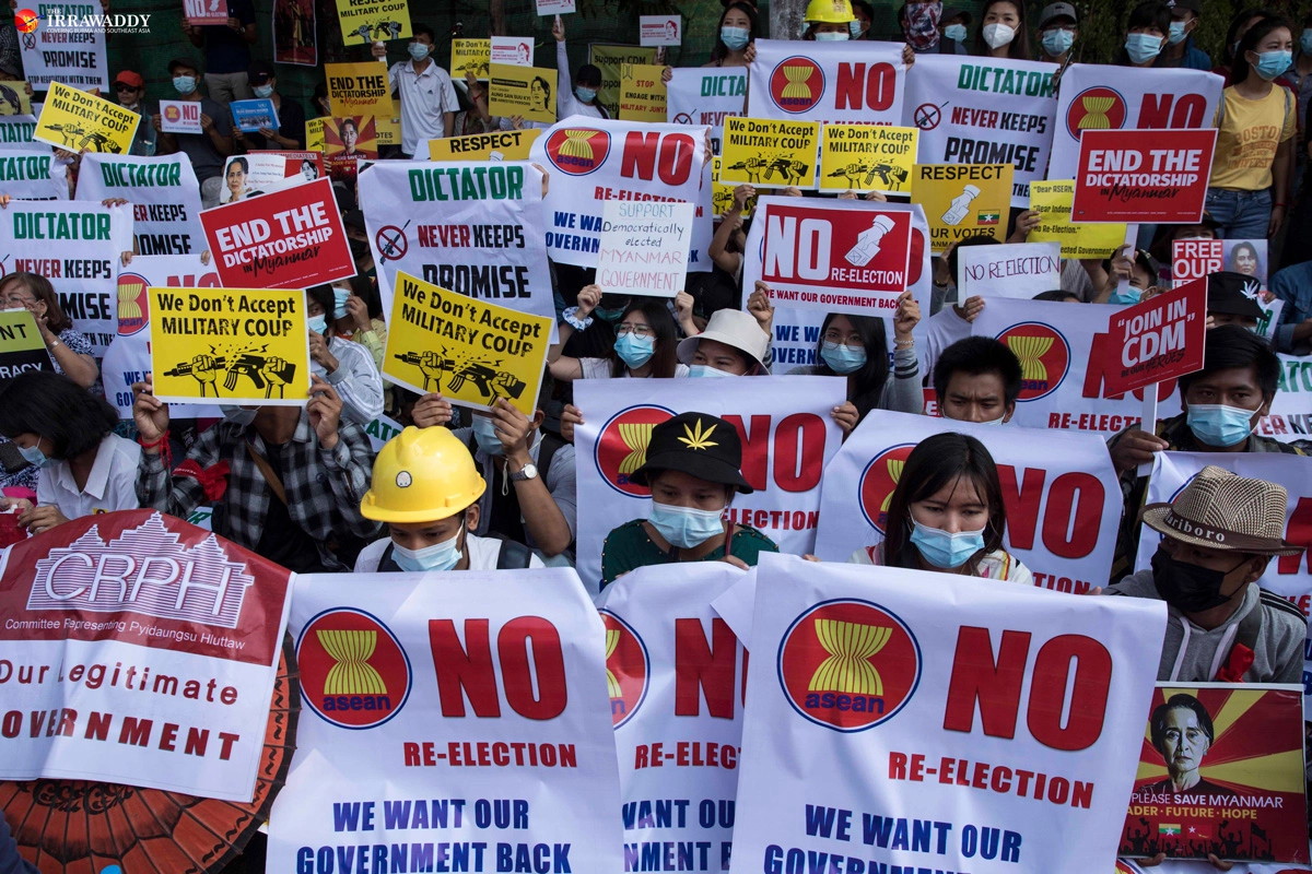 အာဆီယံကို ၂၀၂၁ ခုနှစ် ဖေဖော်ဝါရီလအတွင်း ရန်ကုန်တွင် ဆန္ဒပြနေကြစဉ် / ဧရာဝတီ