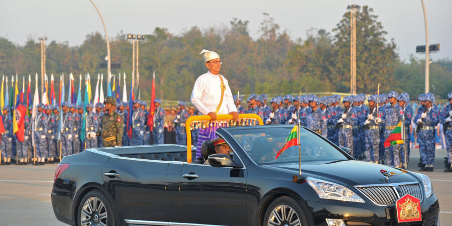 ၂၀၁၅ ခုနှစ်က ဦးသိန်းစိန်သည် အခမ်းအနားကျင်းပစရိတ် ကျပ် ၆၀ ဘီလီယံကျော် ပြခဲ့၍ သူ့ကို လွှတ်တော်က မေးခွန်းထုတ်ခဲ့သည် / AFP