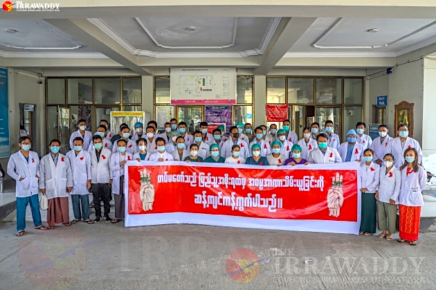 စစ်တပ်က အာဏာသိမ်းပြီး ဖေဖော်ဝါရီ ၃ ရက်နေ့တွင် ပထမဆုံး ဆန္ဒဖော်ထုတ်ခဲ့ကြသည့် မန္တလေးဆေးရုံကြီးမှ ကျန်းမာရေးဝန်ထမ်းများ  / ဧရာဝတီ