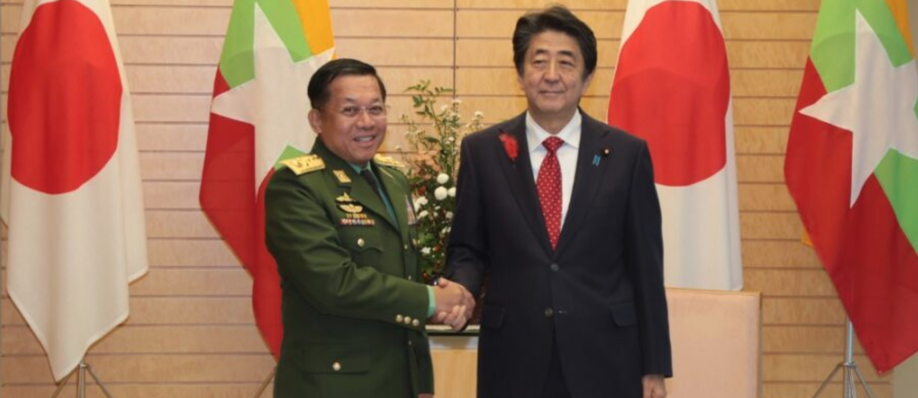 ၂၀၁၉ ခုနှစ် တိုကျိုတွင် ဗိုလ်ချုပ်မှူးကြီး မင်းအောင်လှိုင်နှင့် ဂျပန်ဝန်ကြီးချုပ် ရှင်ဇိုအာဘေးတို့ တွေ့ဆုံစဉ် 