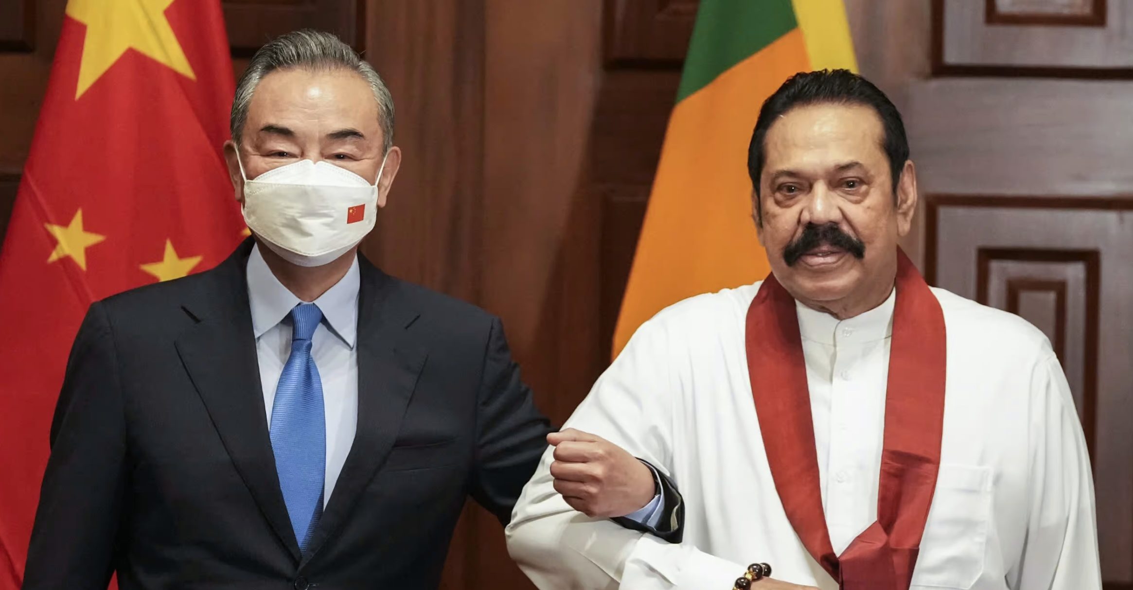 တရုတ်နိုင်ငံခြားရေး ဝန်ကြီး ဝမ်ယိနှင့် သီရိလင်္ကာ ဝန်ကြီးချုပ် ရာဂျာပတ်စကာ / AFP