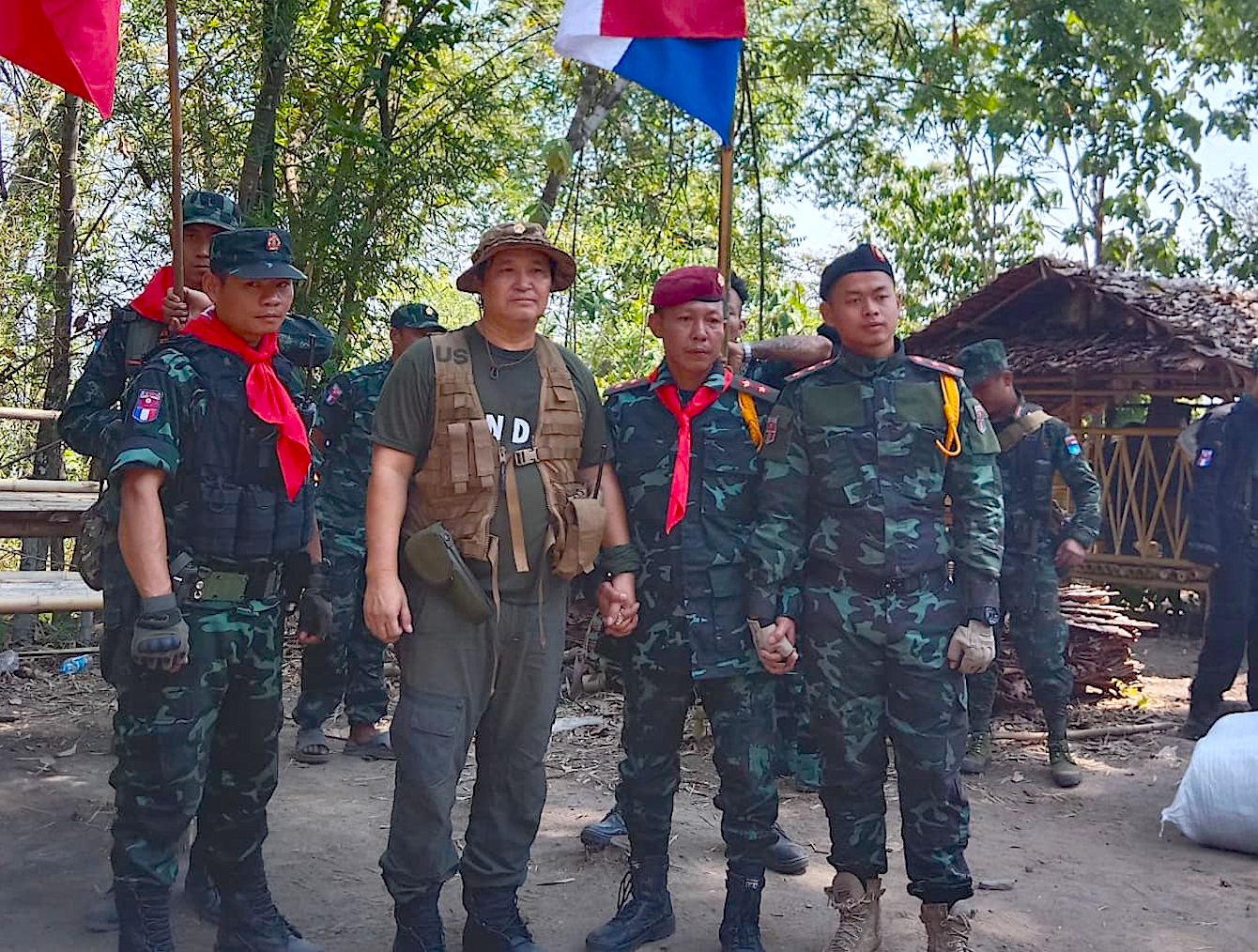 KNDO သို့ ပူးပေါင်းလာသည့် ဗိုလျစလုံးဦးဆောငျသညျ့ DKBA အဖွဲ့ဝင်များ  / KNDO