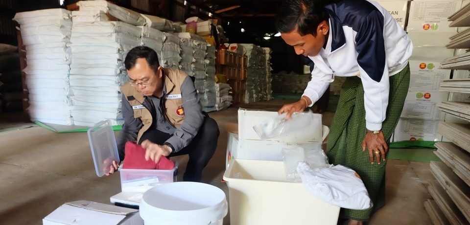 ရခိုင်တွင် ပေးလှူမည့် AHA Centre ဆန်များကို အစိုးရဂိုဒေါင်များတွင် သိမ်းဆည်းစဉ် / AHA Centre