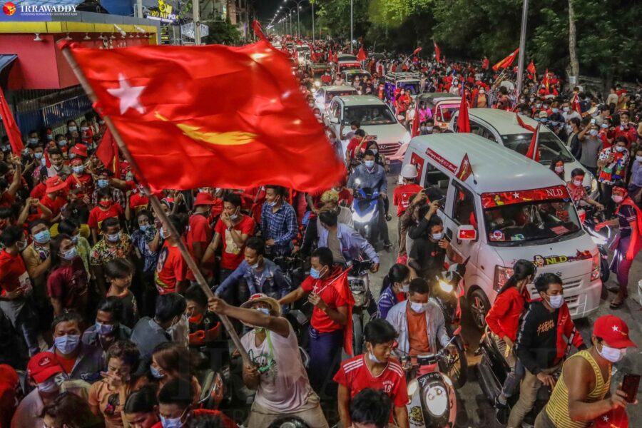 ၂၀၂၀ နိုဝင်ဘာ ရွေးကောက်ပွဲနိုင်အပြီး အောင်ပွဲခံနေကြသော ထောက်ခံသူများ / ဧရာဝတီ