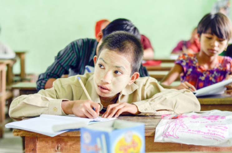 ၂၀၁၅ခုနှစ်က တွေ့ရသည့် မန္တလေးမြို့  ပြင်ပပညာရေးကျောင်းတကျောင်းတွင် စာသင်ကြားနေသည့် ကလေးငယ်တဦး   / ဧရာဝတီ